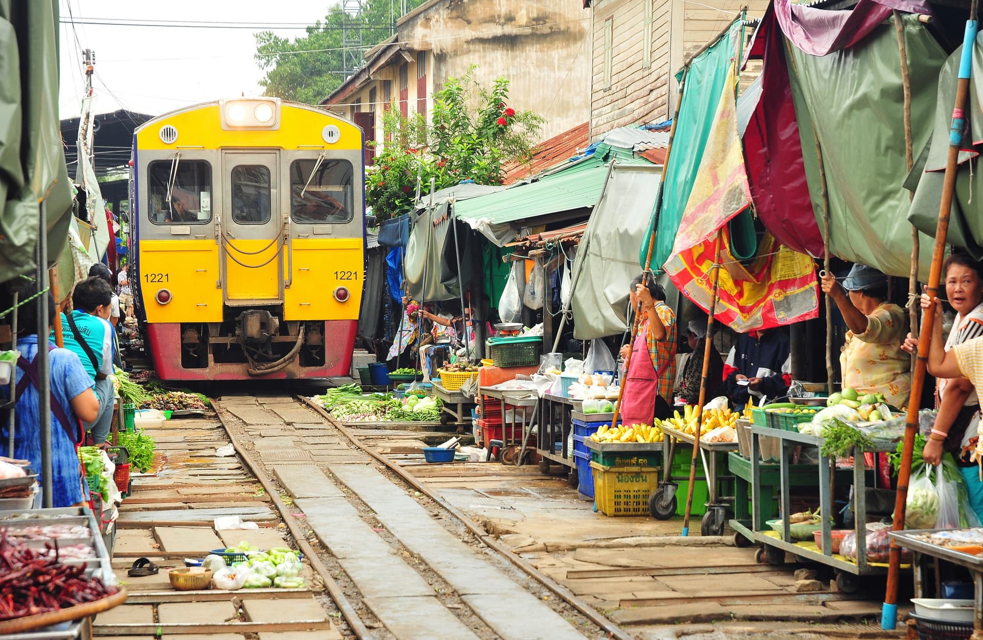 Markt auf den Gleisen von Mae Klong